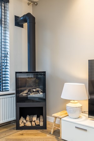 Foto - Verkocht onder voorbehoud: Instapklare gemoderniseerde hoekwoning uit 1920 met 4 slaapkamers, aanbouw met leef keuken en bijkeuken, eigen oprit (2 auto's) en een onderhoudsvriendelijke tuin gelegen op het Zuiden.